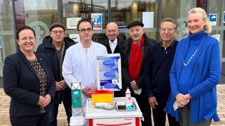 Die Mitglieder des Fördervereins der Rotkreuzklinik Wertheim übergaben vier Wagen für Material zur Blutabnahme auf den Stationen an Krankenhausdirektorin Cornelia Krause (links).