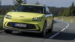 Im fröhlichen „Sao Paulo Lime“ kommt dieser Genesis GV60 daher. Anstatt der Außenspiegel projizieren Kameras das Geschehen von hinten auf Monitore im Inneren.