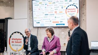 mid Groß-Gerau - Claus Keller, Toyota Deutschland, freut sich mit der ehemaligen Bundeswirtschaftsministerin Brigitte Zypries über die Auszeichnung.