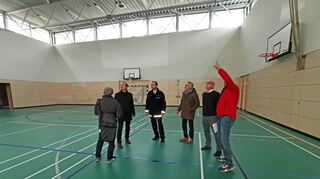 Durch die Oberlichter, die Farbgebung und die Holzverkleidung macht die Sportstätte einen hellen und freundlichen Eindruck – darin sind sich (von links) Projektleiter Ergin Demir, Amtsleiter Frank Berkenhoff, Erste Polizeihauptkommissar Harald Kraft und die Architekten Rudi Tröger, Jürgen Wolpert und Reinhold Rüger einig.
