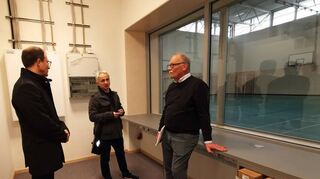 Vom Regieraum aus sind die Anzeigetafeln, der Beamer und der Vorhang steuerbar. Für zukünftige Veranstaltungen sind 400 Stühle aus hellem Buchenholz bereits geliefert worden und warten in der ehemaligen Squash- und Badmintonhalle und baldigem Fitnessraum auf ihren Einsatz. Beeindruckend ist auch die neue Lüftungstechnik.