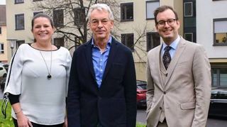 Florian Busch (rechts) und Dr. Monique Müller verabschiedeten Franz Pichler in den Ruhestand.