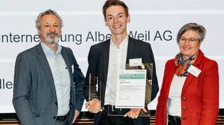 Freude über die Auszeichnung: Thomas Schenk, Vorsitzender Schule SchuleWirtschaft Deutschland, Pascal Göltl, Junior-Manager MPDV, und Angela Papenburg, Vorsitzende Wirtschaft SchuleWirtschaft Deutschland.