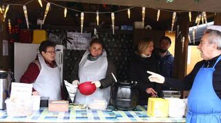 Am Stand des Arbeitskreises Asyl sind zahlreiche ukrainische Flüchtlinge aktiv.