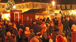 Dicht gedrängte Besucherströme: Der Weikersheimer Weihnachtsmarkt lockte jede Menge Besucher auf den Marktplatz.