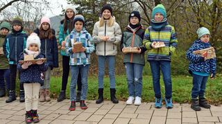 Junge Künstler und Quizfreunde wurden am Samstag am Frickentalplatz bei der Preisverleihung für die erfolgreiche Teilnahme am Malwettbewerb bzw. Märchenrätsel beim Niederstettener Weihnachtsmarkt belohnt.