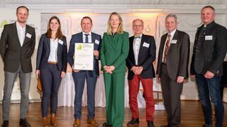 Die Delegation des Stadtwerks Tauberfranken zusammen mit Ministerin Thekla Walker (Mitte) bei der Preisübergabe (von links): Tobias Müller, Lara Walter, Paul Gehrig, Rainer Moritz, Dr. Norbert Schön und Hariolf Scherer.