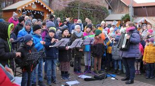 Die Schüler der Grundschule haben mit Adventsliedern die Eröffnung des Weihnachtsmarkts in Mudau musikalisch gestaltet.