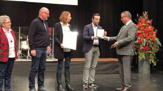 Bei der Überreichung der Silbermedaille im Landeswettbewerb „Unser Dorf hat Zukunft“ durch Minister Peter Hauk (rechts) an die Gemeinde Großrinderfeld im Bürgerhaus von Bühl. Von links: Hilmar Reinhart, Helga Koch, Walter Lutz, Christina Häussler und Bürgermeister Johannes Leibold.
