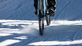 mid Groß-Gerau - Spezielle Fahrrad-Winterreifen verbessern die Haftung auf glattem Untergrund.