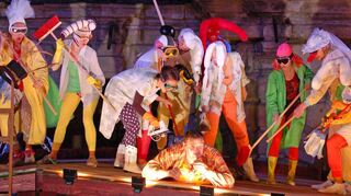 2009 hatte Peters-Messer die bekannte Nicolai-Oper „Die lustigen Weiber von Windsor“ für Weikersheim umgesetzt. Ein Stück mit echtem und anrührendem Charme – „eine spritzige und romantische Aufführung“, wie die Fränkischen Nachrichten schrieben.