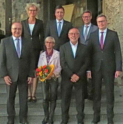 Ehrung bei der Sparkasse: Das Bild zeigt vorne von links das stellvertretende Vorstandsmitglied Gerd Weiß, Gerlinde und Willi Kunzmann, Vorstandsvorsitzender Michael Krähmer, hinten von links Direktorin Anja Herkert, stellvertretender Vorstandsvorsitzender Martin Graser, Oberbürgermeister Julian Stipp.