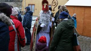 Nikolaus (Christian Melber) und Knecht Ruprecht (Max Krieger) mussten den Gabensack mehrfach nachfüllen.