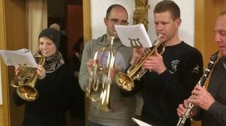 Beim 17. Adventsmarkt in Oberbalbach sorgte die Musik- und Feuerwehrkapelle für die musikalische Umrahmung.
