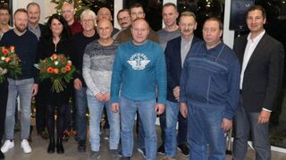 Geehrte der Firma Woerner Oberbürgermeister Markus Herrera Torrez, Ralf Albrecht, Helmut Ballweg, Nicole Fabig, Peter Papert, Reiner Greulich, Sieglinde Konrad, Klaus Spönlein, Tymoteusz Truskolaski, Hauptgesellschafter Matthias Kärcher, Angelika Löber, Thorsten Kurpiers, Dieter Drach, Vladimir Barbej, Klaus Schwind, Viktor Friesen, Jens Holzmann, Burkhard Ries, Valerij Hildebrand, Janusz Cebula, Günther Roster-Kassnel, Geschäftsführer Alexander Kärcher.