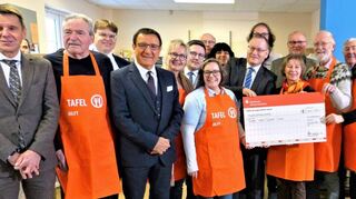 Einen Scheck über 100 000 Euro übergab der Vorstandsvorsitzende der Stiftung Würth, Johannes Schmalzl (Mitte), an die Tafeln im Main-Tauber-Kreis. Neben den Vertretern der Tafeln waren auch Landrat Christoph Schauder, Landtagsvizepräsident Professor Dr. Wolfgang Reinhart, OB Udo Glatthaar, Bürgermeister Dr. Lukas Braun, Bürgermeister-stellvertreter Gerhard Baumann und Thomas Wettengel, Diakonie-Geschäftsführer Wolfgang Pempe sowie Caritas-Vorstand Bastian Weippert anwesend.
