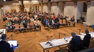 Groß war das Interesse der Bevölkerung an der Informationsveranstaltung „Erfapark 2.0“, die gestern Abend in der Erftalhalle stattfand. Nach der Vorstellung der Planungen machten die Hardheimer rege von ihren Fragemöglichkeiten Gebrauch.