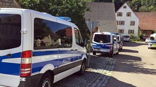 Razzia in Ebertsbronn: Mit mehreren Mannschaftswägen und Transportern war die Polizei im Einsatz.