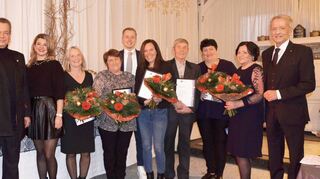 Das Bild zeigt (von links) Thomas Ceh (Prokurist), Markus Hendriok (geschäftsführender Gesellschafter), Julia Hendriok (Leitung Planung und Produktionssteuerung), Yvonne Horn (Assistenz der Geschäftsleitung), Katherina Anhölcher (Abfüllung), Justin Graw (Key Account Manager), Melanie Ballweg (Buchhaltung), Nikolaus Dubrowni-Rabe (Haustechnik), Galina Grots (Versand), Elisabeth Michel (Abfüllung) sowie Jelto Hendriok (geschäftsführender Gesellschafter).