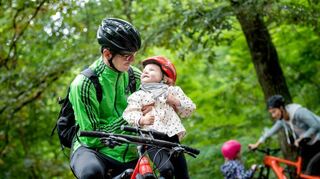 Wenn auch Erwachsene stets einen Helm aufsetzen, kann das die Akzeptanz beim Nachwuchs festigen.