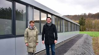 Sozialdezernentin Elisabeth Krug und der Leiter des Amtes für soziale Sicherung, Teilhabe und Integration, Mathias Gruhl, besichtigten jetzt die bezugsfertige Gemeinschaftsunterkunft in Unterwittighausen.