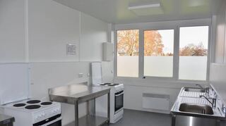 Zweckmäßig eingerichtet mit Herden, Arbeitsflächen und Spülen ist der Küchenraum in der Wohncontaineranlage am Ortsrand von Unterwittighausen..
