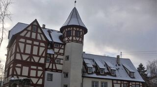 Im Schlössleinsareal ist die Stadt bereits dabei, mit einer Wand für Hochwasserschutz zu sorgen, um dann dort fünf oder sechs Neubauplätze in Sachsenflur schaffen und anbieten zu können.