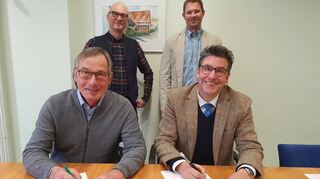 Wolfgang Haarmann, Erster Bürgermeister Gemeinde Hasloch (vorne links), und Klaus Thoma, Erster Bürgermeister Marktgemeinde Kreuzwertheim, unterzeichneten die Absichtserklärung im Beisein von Wolfgag Neumann von der Telekom und Andreas Dreschen.