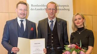 Den Russlanddeutschen Kulturpreis des Landes Baden-Württemberg überreichte Ministerialdirektor Reiner Moser stellvertretend für den Stifter des Preises, Baden-Württembergs Innenminister Thomas Strobl. Das Bild zeigt Moser (Mitte) gemeinsam mit Ira Peter und Edwin Warkentin.