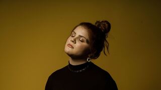 Die junge Mannheimerin Loi interpretiert Sia Winterhit "Snowman".