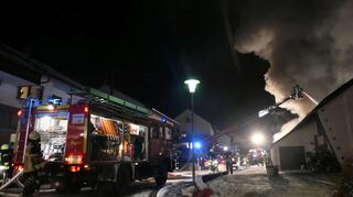 Zu einem Großeinsatz der Feuerwehren kam es in der Nacht auf Freitag bei einem Brand in Boxtal.