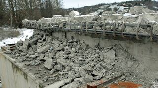 Blick auf das nördliche Widerlager am Freitagmorgen: Der Radlerüberweg ist Geschichte. Nach dem knappen Ratsvotum am Donnerstagabend ist klar, dass zumindest unmittelbar keine weiteren Pläne für eine neue Brückenlösung vorangetrieben werden.