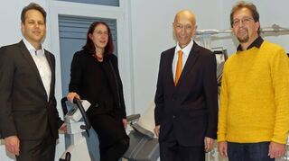 Das Praxisteam zusammen mit dem scheidenden Kollegen (von links): Dr. med. Ulrich Hahn, Gudrun Schüßler, Dr. Gerhard Bauer und Holger Behre. Auf dem Bild fehlt Dr. med. Stefanie Menninger.