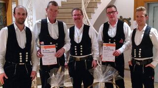 Die Jubilare Ralf Thomas (Zweiter von links) und Wilfried Ott (Zweiter von rechts) umrahmt von Kollegen.
