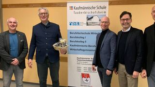 Jochen Eichelmann (Dritter von rechts) wurde zum neuen Vorsitzenden des Fördervereins der Kaufmännischen Schule Tauberbischofsheim gewählt. Seinem Vorgänger Michael Grethe (Dritter von links) wurde für sein großes Engagement gedankt.