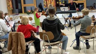Fleißig üben die Kinder des neuen Kinderorchesters unter Leitung von Ursula Leicht für das Konzert zusammen mit dem Gerchsheimer Kirchenchor an diesem Sonntag.