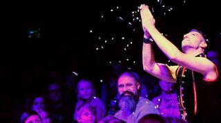 Illusionist Vincent Vignaud beherrscht die spektakuläre Magie in jeder Beziehung – hier lässt er es in der Manege schneien.