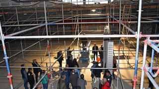Die Sanierung der Sport- und Spielhalle ist eines der aktuellen Großprojekte der Stadt Buchen. Das Bild entstand im Rahmen der Stadtrundfahrt des Gemeinderats im September. Inzwischen sind die Arbeiten weiter fortgeschritten.