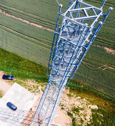 So ähnlich wie dieser Funkmast in Mecklenburg-Vorpommern könnte auch der auf dem Warema-Areal zu errichtende 40 Meter hohe Mast aussehen. Er soll in erster Linie die Fahrzeuge auf der A3 mit einer schnellen Datenverbindung versorgen.