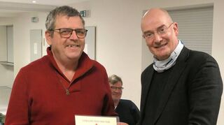 Der Bettinger Karl-Heinz Breuninger spendete 125 mal Blut. Dafür wurde er von Ortsvorsteher Ralf Tschöp geehrt.