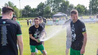 Die Sektdusche war obligatorisch, als der Fehlheimer Verbandsliga-Aufstieg feststand.