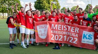 Jubel in Rot-Weiß: Die TSV Auerbach steigt als Kreisoberliga-Meister in die Gruppenliga auf.
