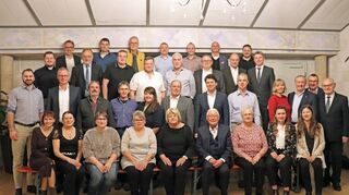 Die Jubilare der Wirthwein AG und der Wirthwein GmbH & Co. KG in Creglingen sowie der Winkler Design GmbH & Co. KG in Röttingen mit Familie Wirthwein und zahlreichen Ehrengästen.