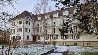 Nach dem Jufa-Rückzug liegt das ehemalige Städtische Altenpflegeheim in der Kurstadt weiterhin im Dornröschenschlaf. Wie es weitergeht, steht derzeit in den Sternen.
