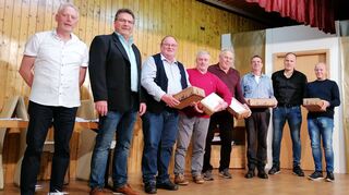 Die Ehrung für 50 Jahre Mitgliedschaft mit (von links) Schriftführer Harald Schwarz, dem Vorsitzenden Ralf Hemlein, Eugen Volkert, Gerhard Both, Norbert Volkert, dem Vorsitzenden Kuno Hemlein und Bernhard Seubert.