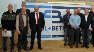 Die geschäftsführenden Gesellschafter von FB Faul & Bethäuser, Norbert Groß und Herbert Bethäuser (von rechts), ehrten bei einer Jahresabschlussfeier im Rebgut Lauda zwölf Mitarbeiter für besondere Betriebsjubiläen und verabschiedeten zwei Firmenangehörige, die jeweils über drei Jahrzehnte in dem Unternehmen tätig waren.