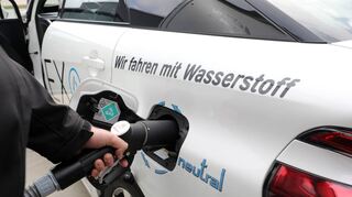 Die Betankung eines Elektroautos, das seinen Strom aus Wasserstoff per Brennstoffzelle bezieht – das könnte in Zukunft auch in Wertheim möglich sein. In der Großen Kreisstadt will man nicht nur Wasserstoff als Energieträger erzeugen, sondern auch die dabei entstehende Abwärme nutzen.
