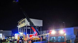 Rund 60 Aktive aus mehreren Feuerwehrabteilungen waren am Dienstag in der Kreisstadt im Einsatz, nachdem aus einem beschädigten Ventil ein Propan/Butan-Gemisch ausgetreten war.