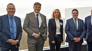 Landrat Christoph Schauder (Dritter von rechts) tauschte sich mit Johannes Schmalzl (Vorstandsvorsitzender der Würth-Stiftung), Geschäftsführer Martin Jauß, Dezernentin Ursula Mühleck (Landratsamt), Oberbürgermeister Udo Glatthaar und dem Geschäftsleiter Logistik, Helmut Eisenkolb (von links), über Herausforderungen und Chancen der Firma Würth aus.