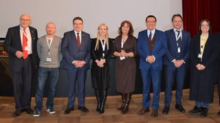 Redner sowie Teilnehmerinnen und Teilnehmer der Spring-Tagung in Bad Mergentheim: (von links) Oberbürgermeister Udo Glatthaar, Alexander Böning, CERV-Sprecher, Landrat Christoph Schauder, Visna Shorova Angelova (Nordmazedonien), Agata Sobkow (Polen), Prof. Dr. Wolfgang Reinhart, MdL, Ignazio Zanetta (Italien), Lucía Fernández Sevilla (Spanien), Bernard Teyssier (Frankreich), Neli Petrova (Bulgarien).